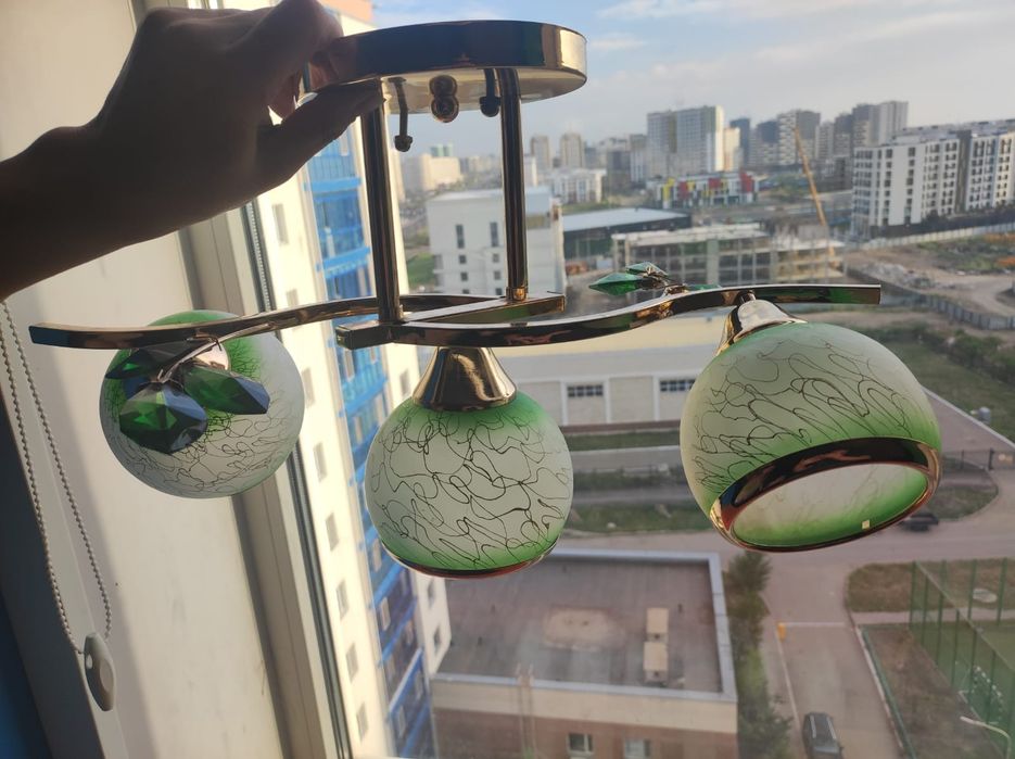 Продам люстру трехрожковую.