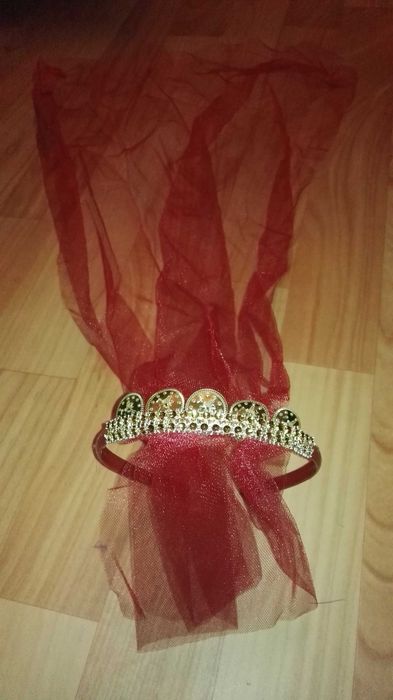 Ободок с красной фатой