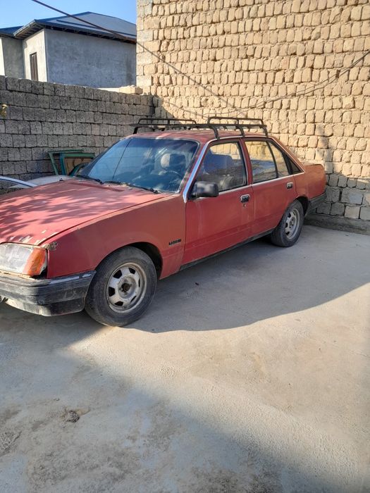 Moshina sotiladi Opel rekord