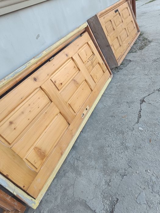 Vând uși din lemn masiv
