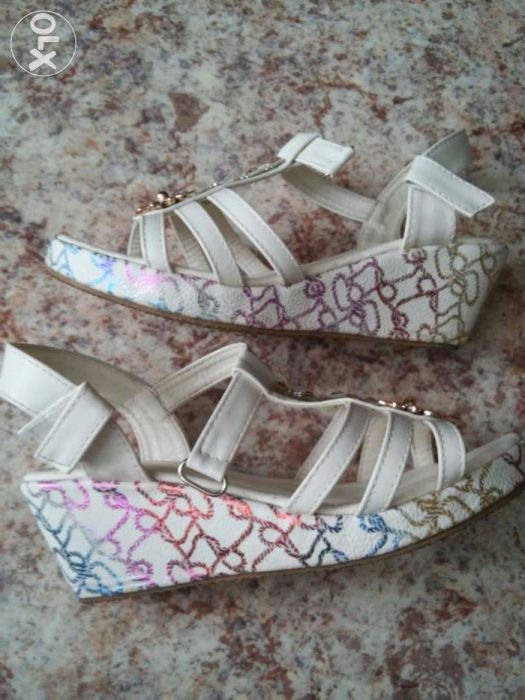 Продаю детские сандали