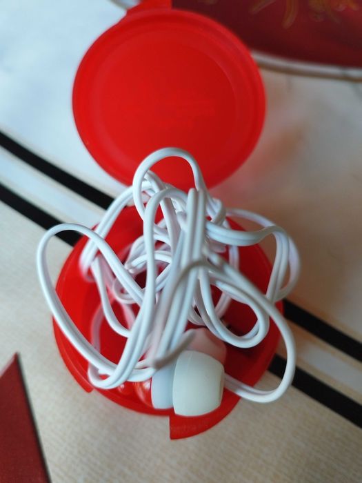 Casti pentru urechi, alb cu rosu. Nou fara eticheta! Pt. Telefon!