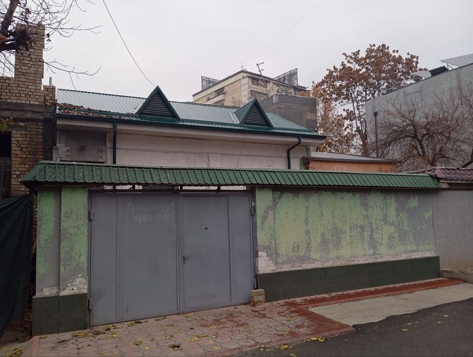 Продаётся участок в центре города рядом с Мирабад Авенью. 2,5 соток .