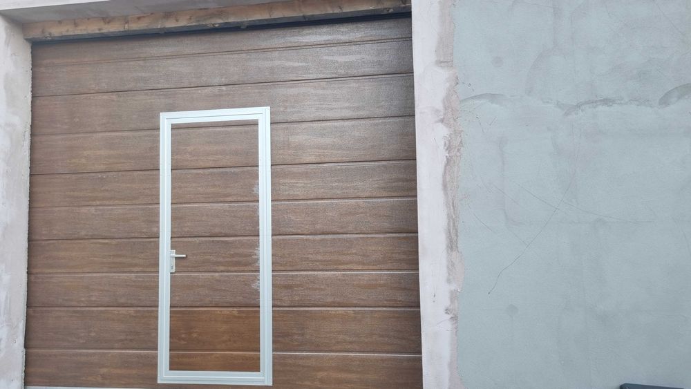 uși de garaj automate cu ușa pietonala