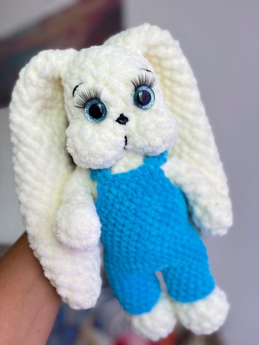 Ръчно плетено зайче с гащеризонче