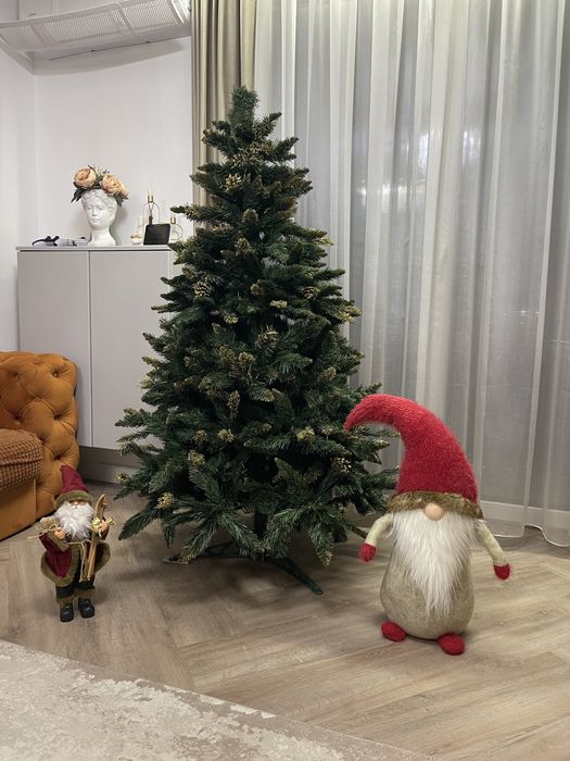 Brad artificial 160 cm cu coni si sclipici auiu