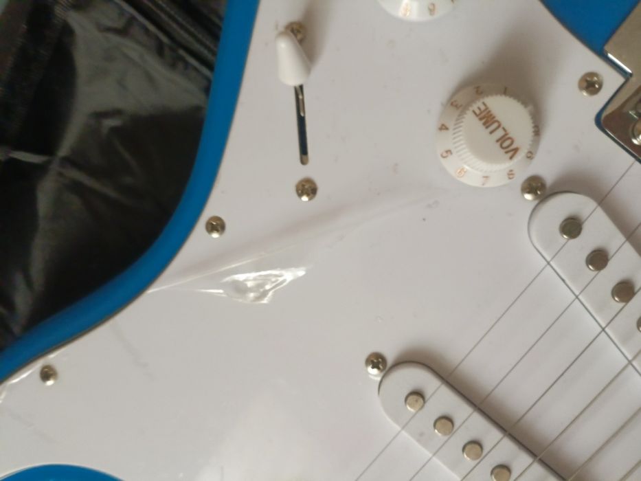 Электро Гитара с усилителем и колонкой обсолютно новая