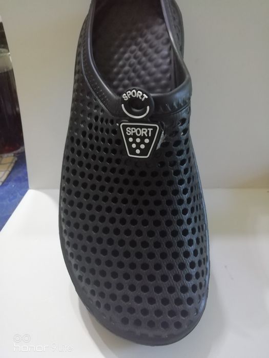 Продавам нови унисекс чехли номер 43, за ходило 27,5 см.