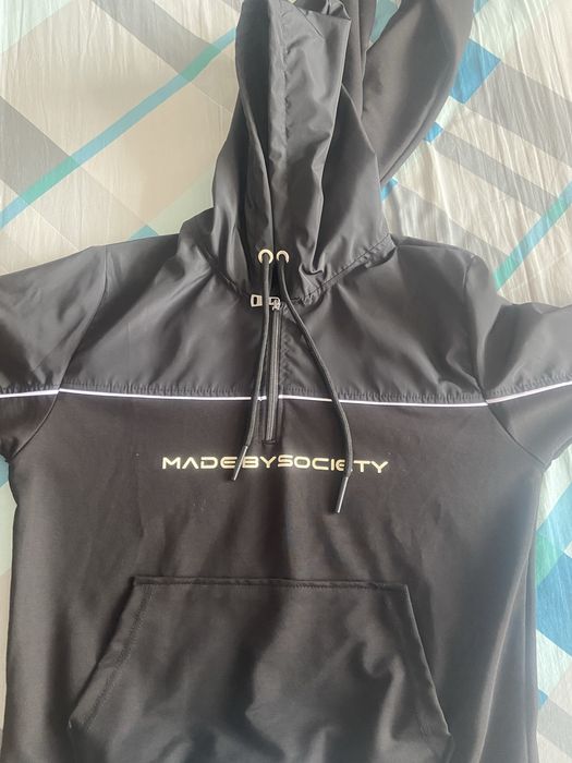 Haine de firma noi nu sunt purtate