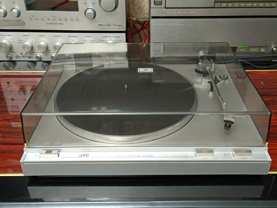 Проигрыватель JVC L-A21.