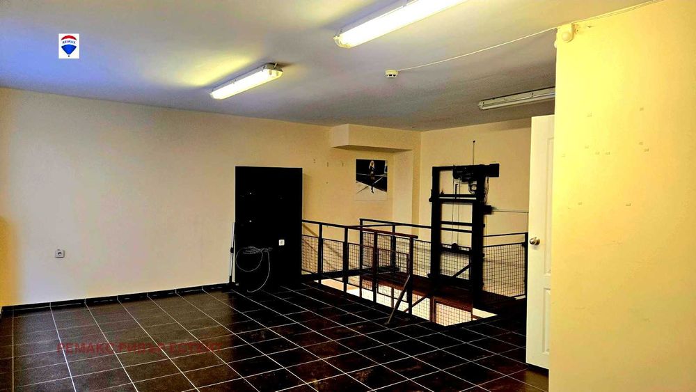 Продава се Офис в Русе, Ялта - 95 кв.м за 481 €/кв.м - Снимка #2