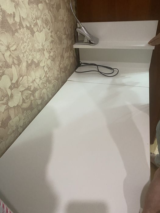 Маникюрный стол с лампой