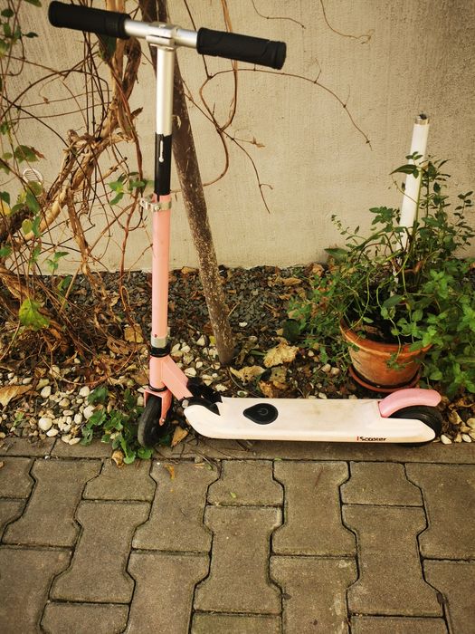 Trotineta electrica pentru fetite 5 - 8 ani