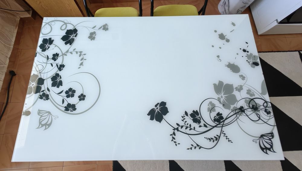 Стъклена разтегателна маса + подарък 4 стола