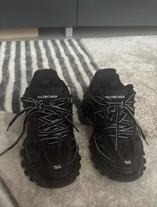 Balenciaga track uri