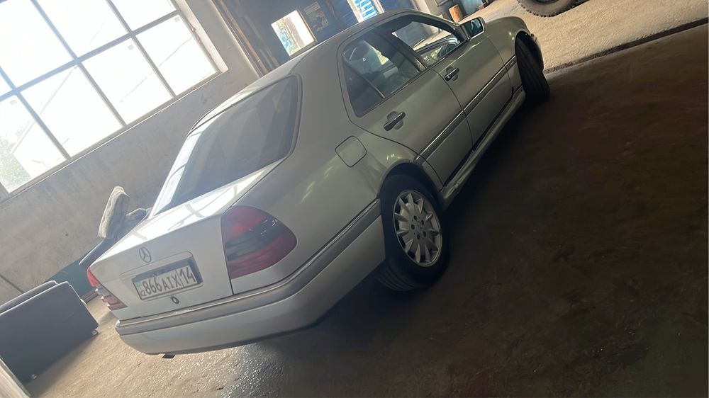 Продам мерседес w202 c180 автомат.