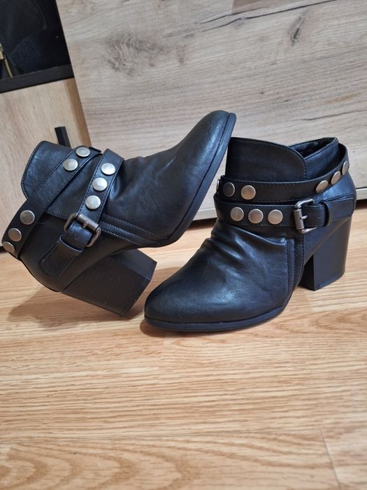 Ghetute negre cu toc femei