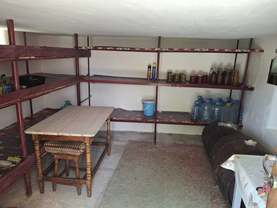Casa 5 camere, beci, garaj, suprafata construita 134 mp util 112 mp, teren intravilan 1200 mp Deschidere 45 metri, pomi fructiferi