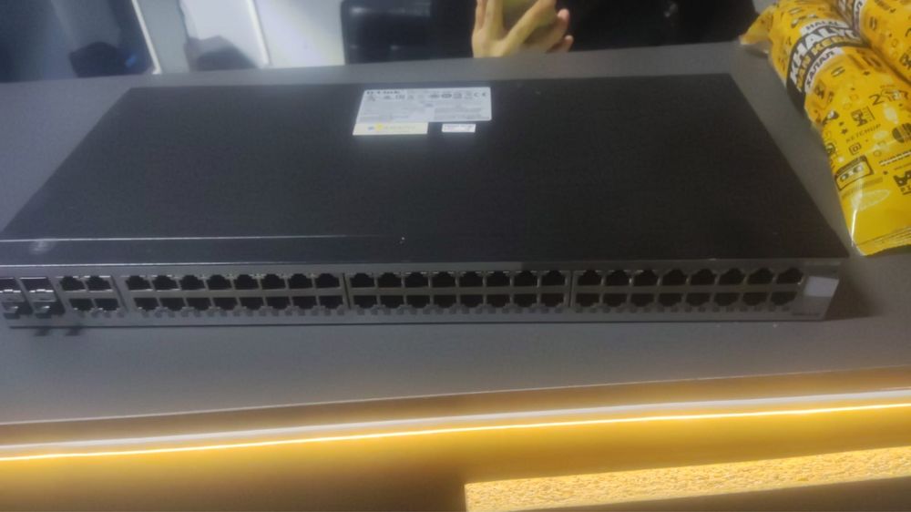Продам хаб (свичь) dlink