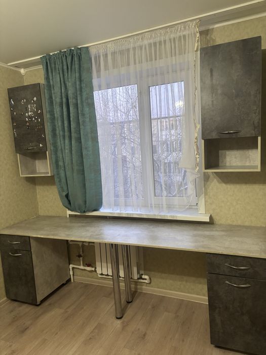 Стол со шкафом и тумбами