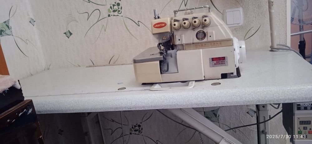 Tikuv moshinasi va averlok sotiladi