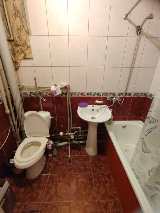 3 комн.. 4 мкр, 20 дом , 4 этаж.