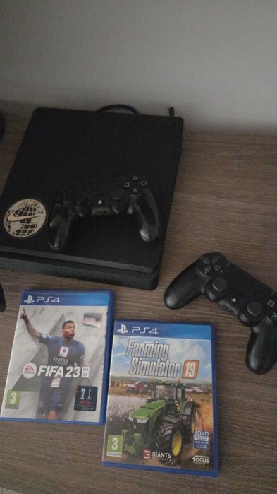 Vând PS4 cu 2 console și 2 jocuri detalii in privat