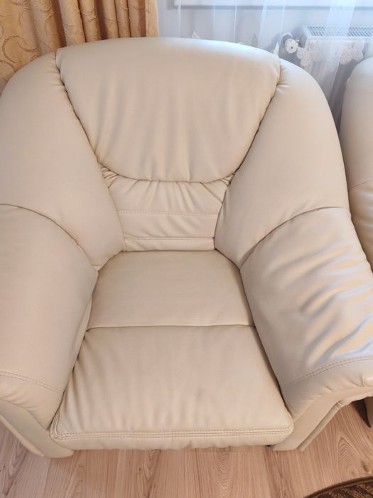 Vând colțar de sufragerie fix si fotoliu din piele culoare crem dimensiunea colțarului 230.l/210. Canapeaua nu este extensibilă