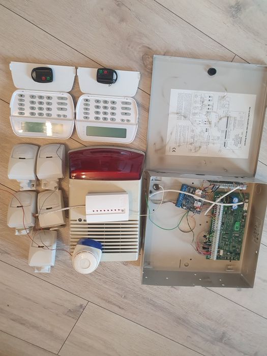 Centrala alarma DSC 8 zone 8 partitii PC 1864