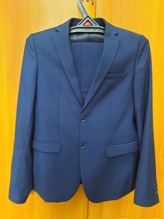 Продам школьный костюм