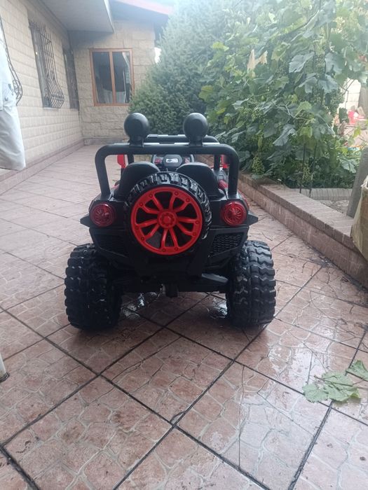 Детская машина  на пульте управления