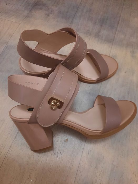 Кожаные босоножки 40 размер