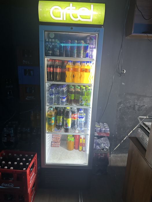 Vitrinniy xoladilnik