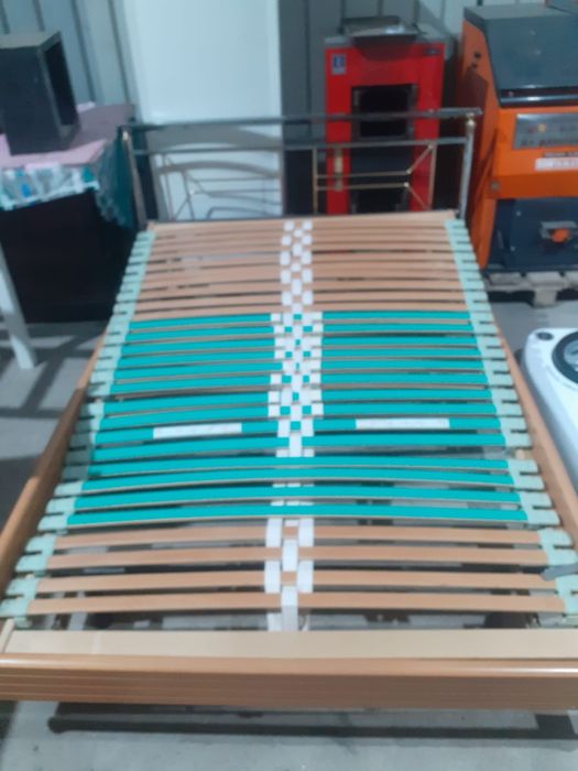 Pat din lemn masiv,tăblia metal 140/200,are saltea