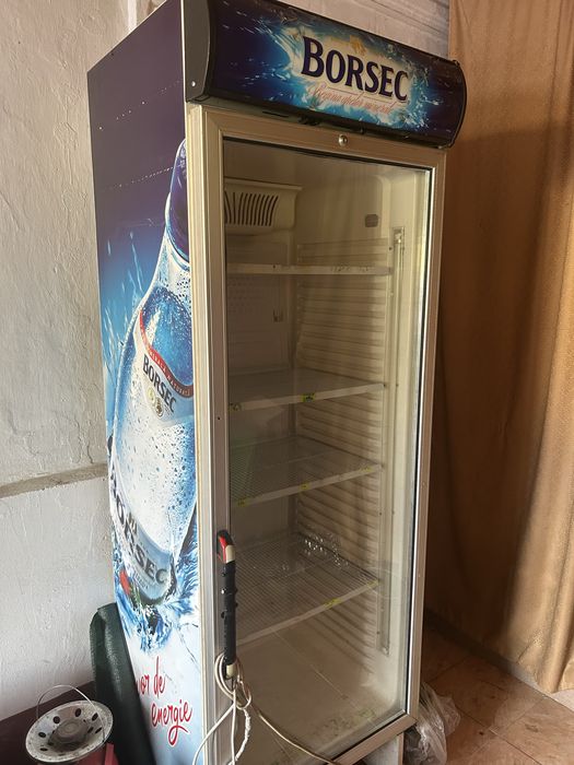 Vand vitrina frigorifica in stare buna de functionare