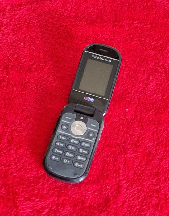 Telefon cu clapeta Sony Ericsson
