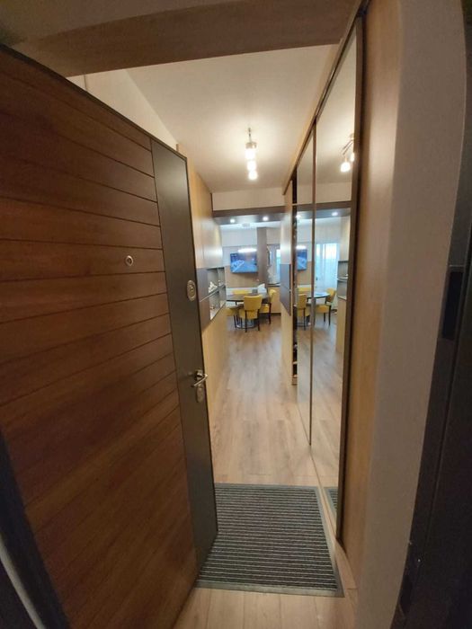 Studio modern mobilat si utilat la comanda, cu dressing generos-