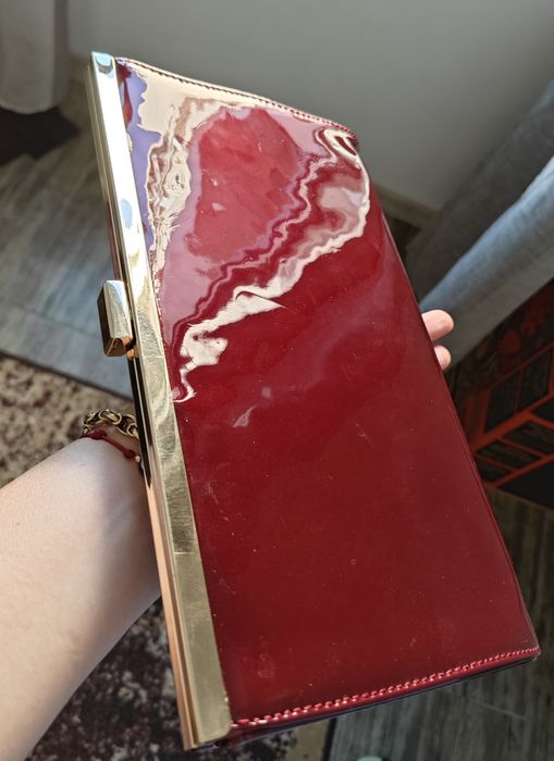 Дамска чанта от лак и златно закопчаване