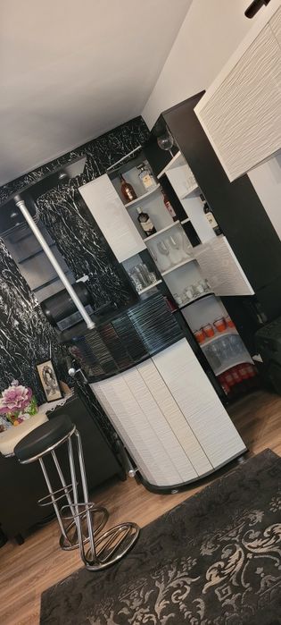 Bar bucătărie și două scaune