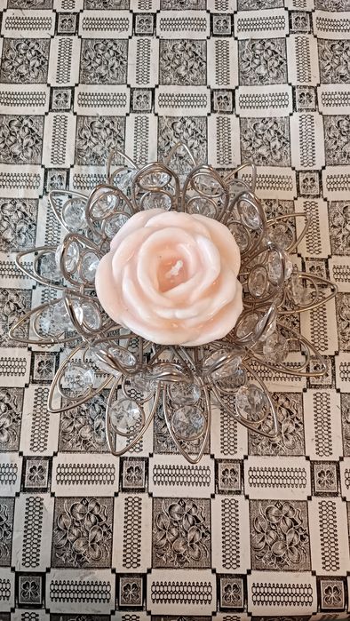 Подсвечник со свечой