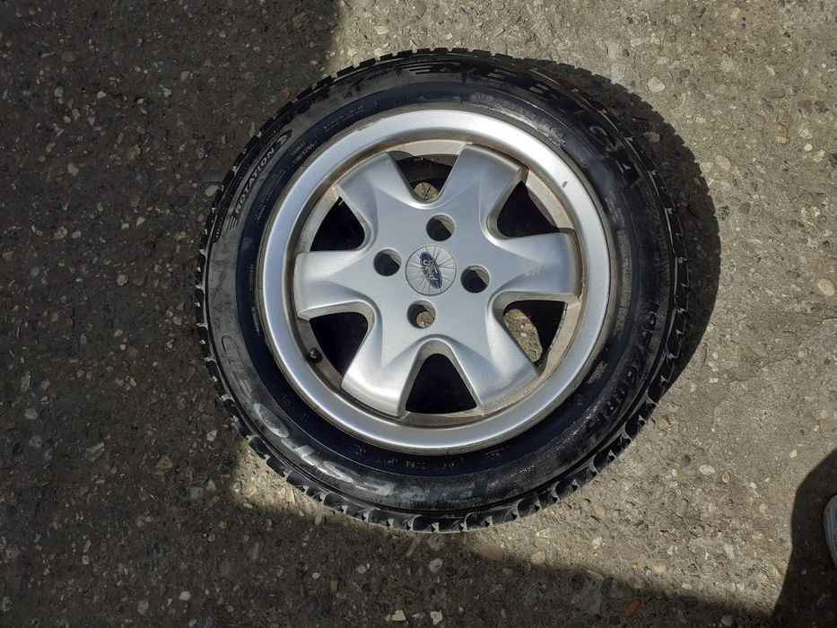 Jante de aluminiu și cauciucuri aproape noi