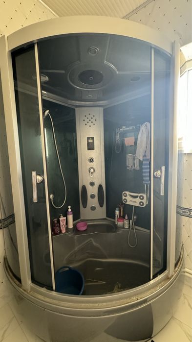 Душевая кабина угловая