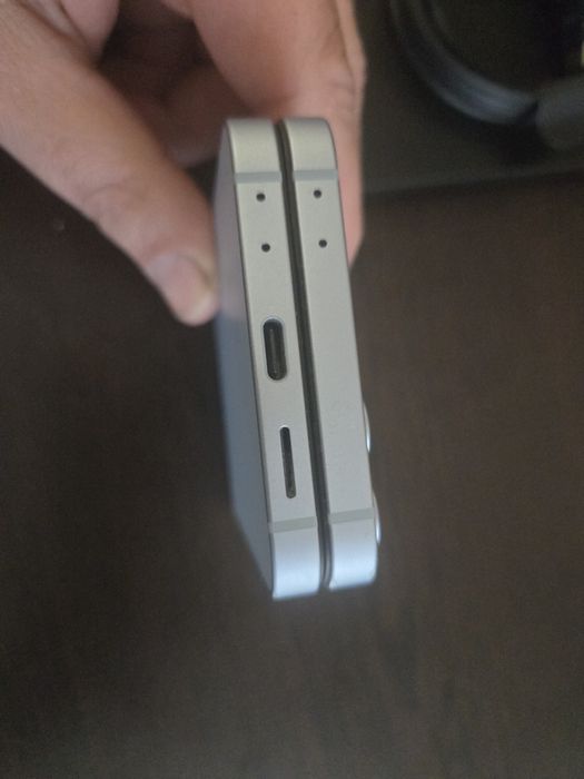 Продавам samsung galaxy flip 6