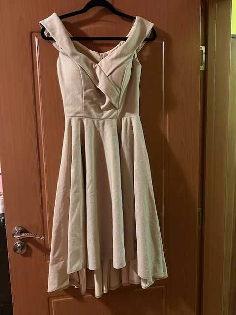 Златиста рокля с колан