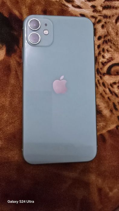 Айфон 11-64gb отключен към всички