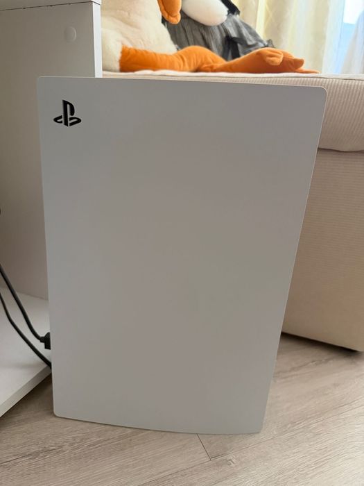 Продам PlayStation 5 с 2 геймпадами и играми