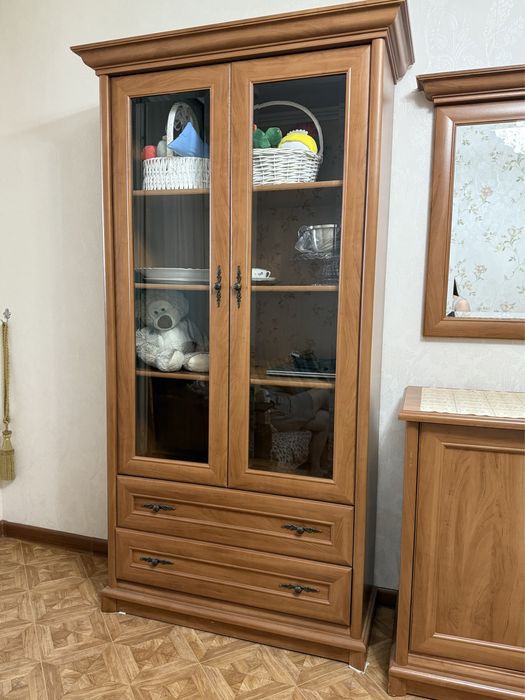 Продается сервант, комод с зеркалом