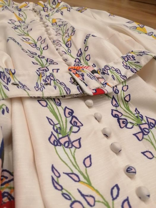 Страхотна рокля с флорални мотиви