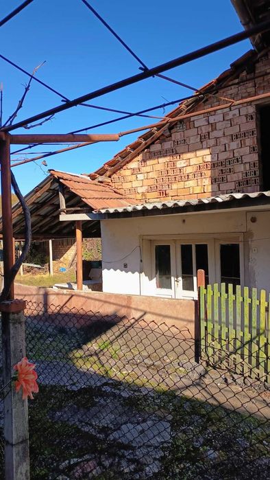 Продавам двуетажна къща в с. Лесидрен – от собственик