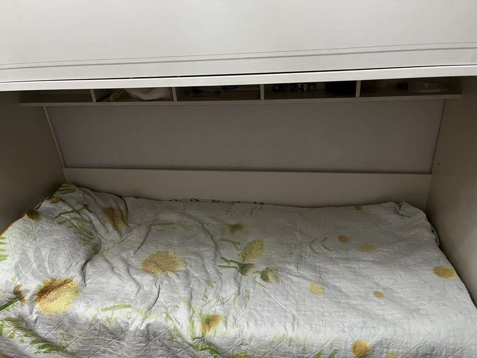 Двухярусная кровать с матрасами